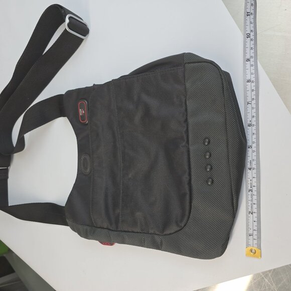 TUMI T-Tech Small crossbody bag with a VERY adjustable strap - Picture 2 of 9